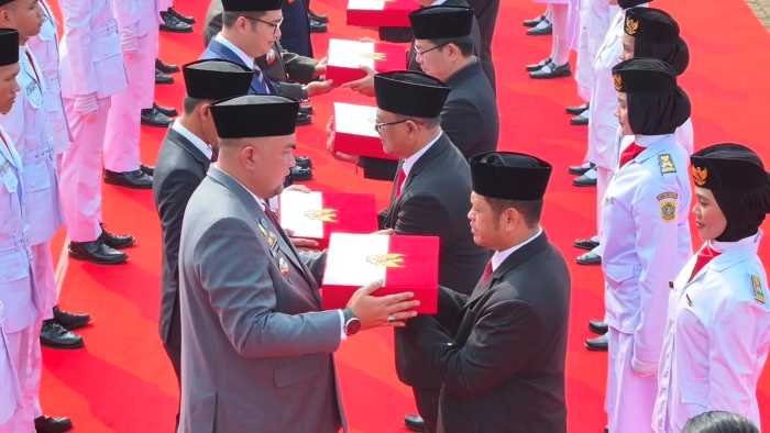 Rudy Susmanto Serahkan Bendera Merah Putih ke 40 Kecamatan Bogor Rudy Susmanto Serahkan Bendera Merah Putih ke 40 Kecamatan Bogor