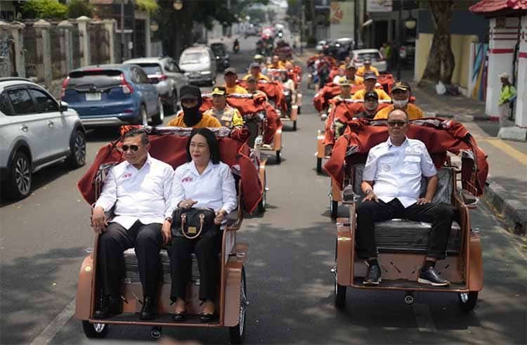 Dukung Sektor Informal, 100 Unit Bantuan Becak Listrik Presiden Resmi Disalurkan di Sukabumi Dukung Sektor Informal, 100 Unit Bantuan Becak Listrik Presiden Resmi Disalurkan di Sukabumi
