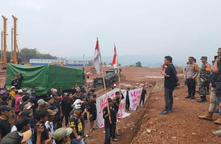 Tuntut Pelibatan Pekerja Lokal, Ratusan Warga Gelar Demo Proyek PSEL Cibungbulang di Galuga Tuntut Pelibatan Pekerja Lokal, Ratusan Warga Gelar Demo Proyek PSEL Cibungbulang di Galuga