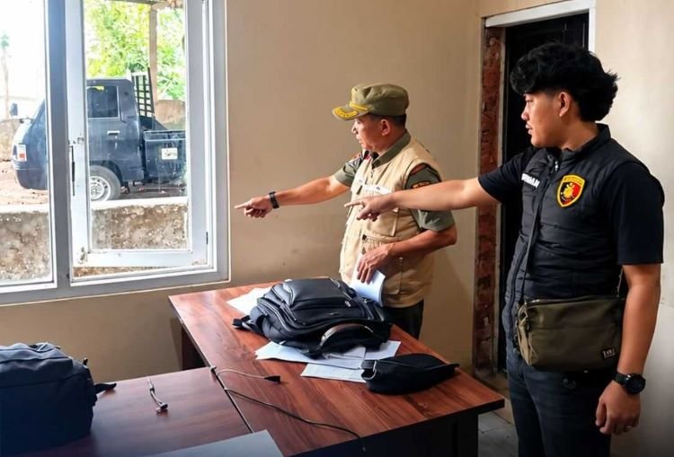 Disatroni Maling, Kantor Desa Cibaregbeg Sukabumi Dibobol hingga Rugi Puluhan Juta Disatroni Maling, Kantor Desa Cibaregbeg Sukabumi Dibobol hingga Rugi Puluhan Juta
