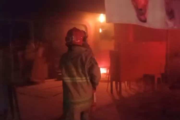 Diduga Korsleting MCB, Toko Es Krim di Leuwiliang Terbakar Hebat Semalam Diduga Korsleting MCB, Toko Es Krim di Leuwiliang Terbakar Hebat Semalam
