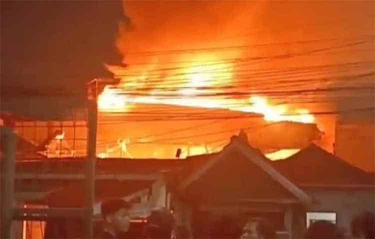 Kebakaran Ruko Bekasi Utara di Kaliabang Tengah Tewaskan Dua Orang Penghuni Kebakaran Ruko Bekasi Utara di Kaliabang Tengah Tewaskan Dua Orang Penghuni