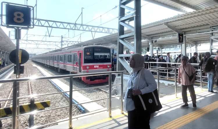 Dua Rangkaian Rusak, Pembatalan KRL Lintas Bogor Pagi Ini Bikin Penumpang Menumpuk Dua Rangkaian Rusak, Pembatalan KRL Lintas Bogor Pagi Ini Bikin Penumpang Menumpuk
