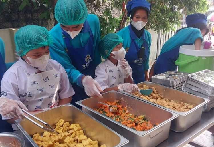 Uji Coba MBG Prasmanan di Bogor Dimulai, Waktu Antrean Siswa Jadi Bahan Evaluasi Uji Coba MBG Prasmanan di Bogor Dimulai, Waktu Antrean Siswa Jadi Bahan Evaluasi