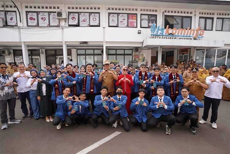 Wali Kota Sukabumi Lepas 40 Peserta Pasim Go untuk Bekerja ke Luar Negeri Wali Kota Sukabumi Lepas 40 Peserta Pasim Go untuk Bekerja ke Luar Negeri