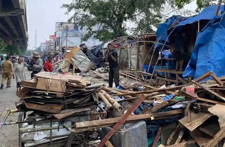 Kembalikan Hak Pejalan Kaki, Sejumlah Pedagang Bongkar Mandiri Kios di Trotoar Kiaracondong Kembalikan Hak Pejalan Kaki, Sejumlah Pedagang Bongkar Mandiri Kios di Trotoar Kiaracondong