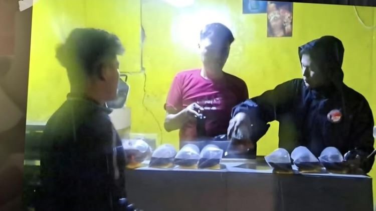 Sasar Warung Kelontong, Satresnarkoba Gelar Razia Miras Ilegal Bogor dan Sita 100 Botol Sasar Warung Kelontong, Satresnarkoba Gelar Razia Miras Ilegal Bogor dan Sita 100 Botol