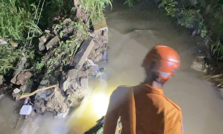 Kali Meluap Pasca Hujan Deras, Tanggul Irigasi Cimanggu Jebol Rendam Akses Jalan Kali Meluap Pasca Hujan Deras, Tanggul Irigasi Cimanggu Jebol Rendam Akses Jalan