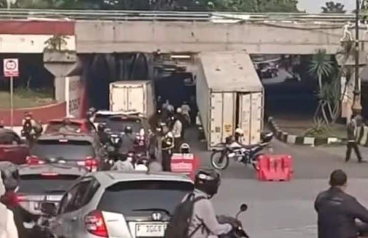 Truk Kontainer Tersangkut Sentul di Kolong Tol Jagorawi, Muatan Terlepas dan Picu Kemacetan Truk Kontainer Tersangkut Sentul di Kolong Tol Jagorawi, Muatan Terlepas dan Picu Kemacetan