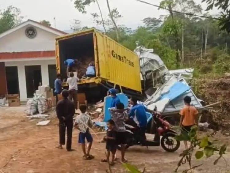 Diduga Rem Blong, Truk Hantam Dapur MBG Cianjur hingga Tiga Pekerja Terluka